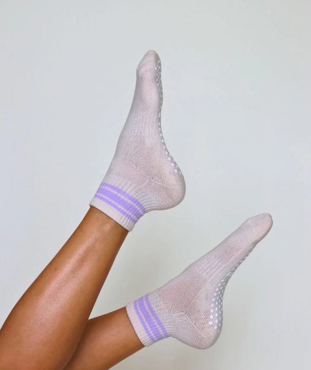 The Retro Shortie Grip Socks - Off White & Lilac